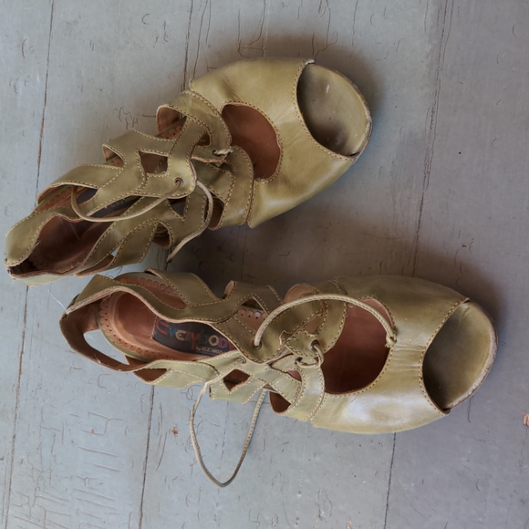 Everybody by BZ Moda strappy green peep toe kitten heel sandals - Picture 1 of 8